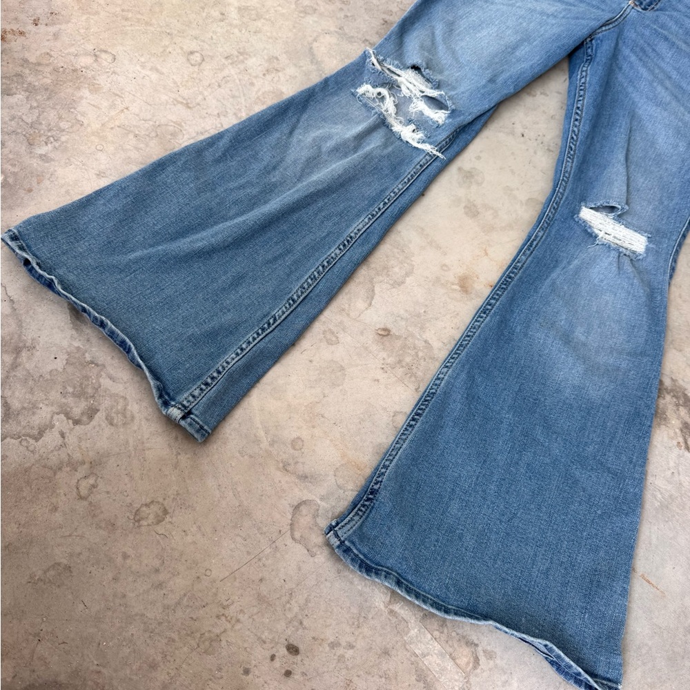 Hollister Distressed Curvy High Rise Flare Size 8/29S - Picture 2 of 10